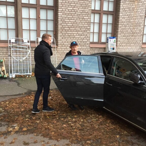 Tarja Halonen taidekurssilla: kuljettaja kuskasi – kuva!
