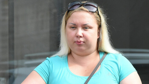 Dramaattiset kuvat: poliisi vei Henna Kalinaisen – rappukäytävä veressä! Dramaattiset kuvat: poliisi vei Henna Kalinaisen – rappukäytävä veressä!