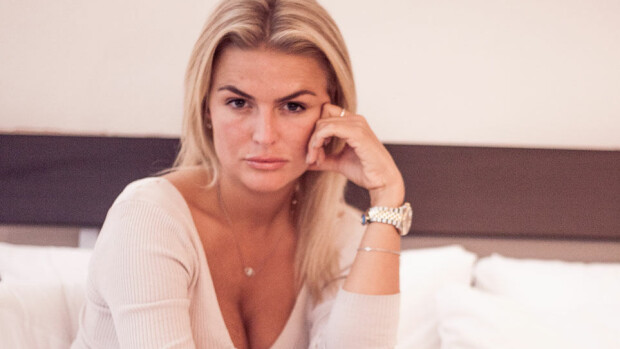 Brittinainen elää herroiksi sugar daddyn rahoilla - vehtasi isänsä pomon kanssa! Brittinainen elää herroiksi sugar daddyn rahoilla - vehtasi isänsä pomon kanssa!