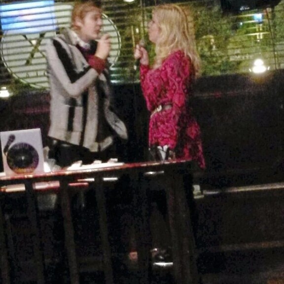 Haloo Helsinki! -Elli ja turkulaislaulaja kuhertelivat karaokessa – kuva!