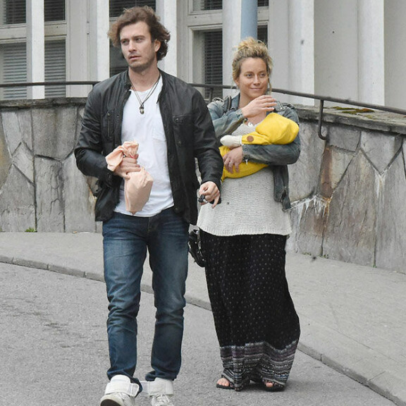 Vauvan saanut Iina Kuustonen hehkuu äitiyden onnea: salakuva sairaalalta!