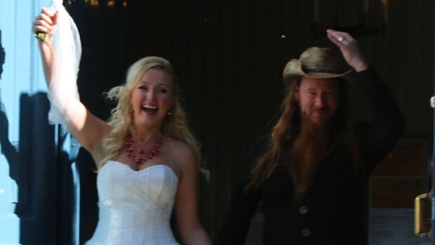 Perankosken ja Hynysen häät: näin vieraat pukeutuivat ”junttityyliin” – kuvat! Perankosken ja Hynysen häät: näin vieraat pukeutuivat ”junttityyliin” – kuvat!