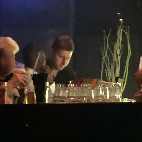 Poliitikko Sebastian Tynkkynen juhli homobaarissa: tanssi miehen kanssa!