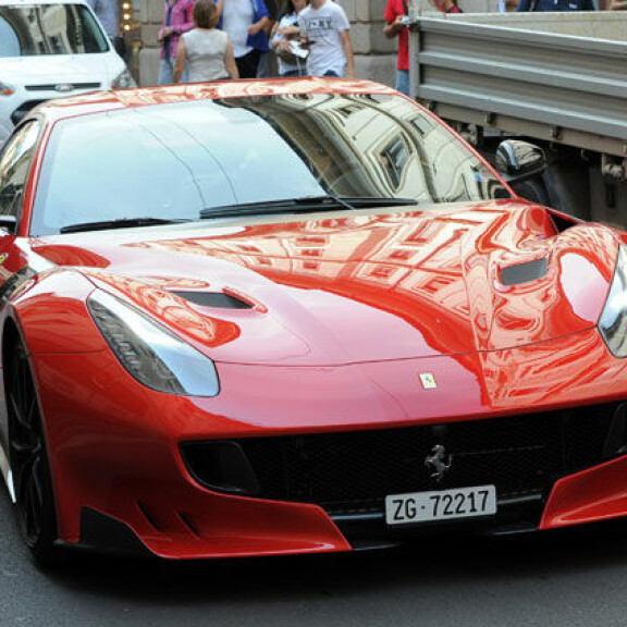 Vau, tuleva rouva Räikkönen käänsi päät sexyssä haalarissa!