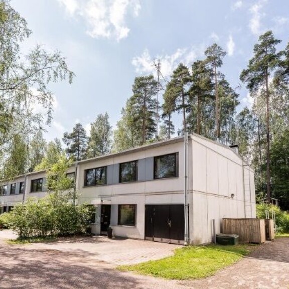 Aki Linnanahde muuttaa kivilinnaan Vantaalle - myy vanhaa taloaan! Kuvat!