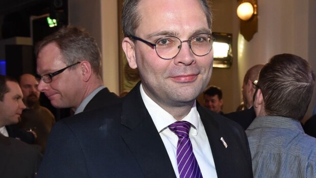 Oho, puolustusministeri Jussi Niinistö paljastui tervakeuhkoksi – kuva! Oho, puolustusministeri Jussi Niinistö paljastui tervakeuhkoksi – kuva!