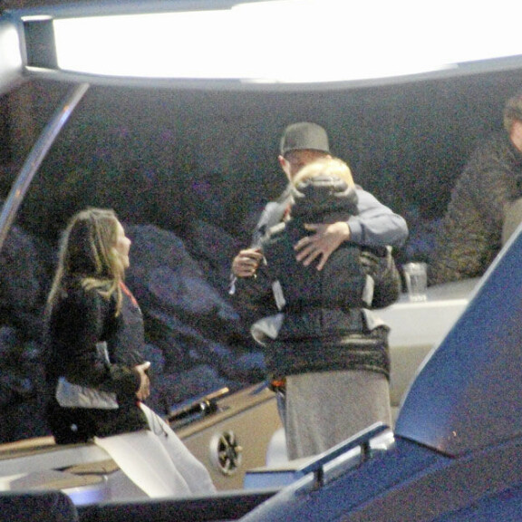 Kimi Räikkönen halaili vierasta naista - kuva!