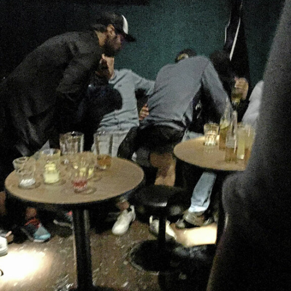 Kimi Räikkönen viihtyi polttareissaan karaokebaarissa - tsekkaa kuvat!