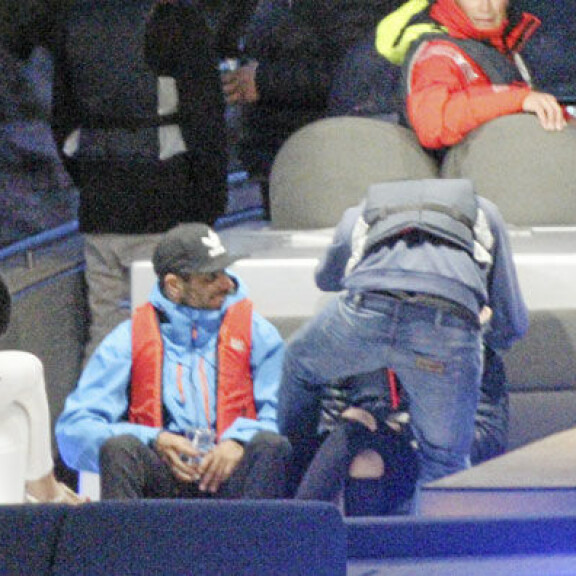 Kimi Räikkönen halaili vierasta naista - kuva!