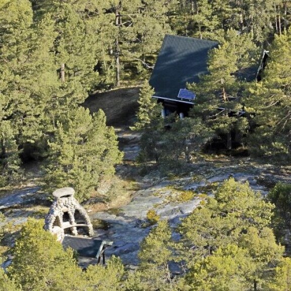 Esko Salmisen ja Aino Sepon mökki sijaitsee keskellä idylliä – kuvat piilopirtistä!