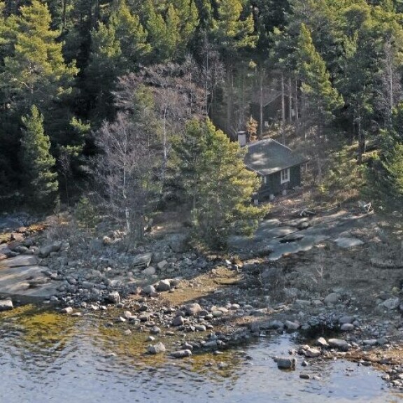 Esko Salmisen ja Aino Sepon mökki sijaitsee keskellä idylliä – kuvat piilopirtistä!