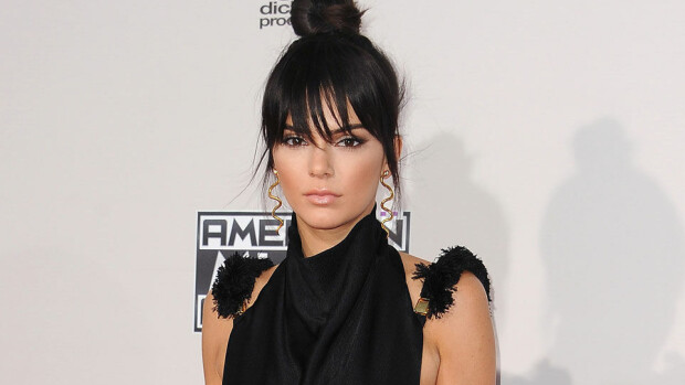 Apua, Kendall Jenner kadulla läpinäkyvässä paidassa ilman liivejä - paljasti nännikorunsa! Apua, Kendall Jenner kadulla läpinäkyvässä paidassa ilman liivejä - paljasti nännikorunsa!