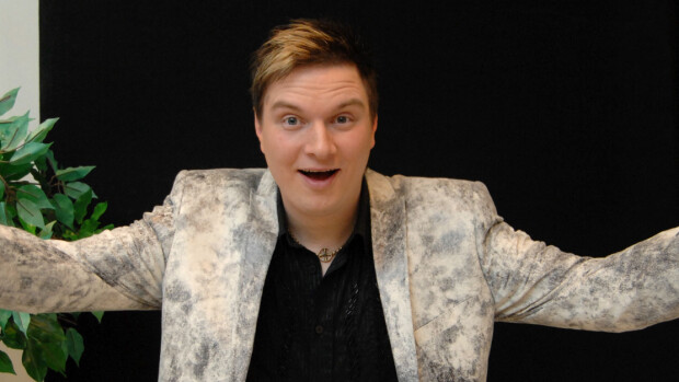 Tangokuningas Jukka Hallikainen villistä juhannuksestaan: Karvat kärähtivät kokossa! Tangokuningas Jukka Hallikainen villistä juhannuksestaan: Karvat kärähtivät kokossa!