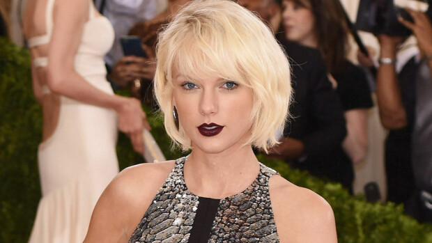 Tapaileeko Taylor Swift supersuosittua brittitähteä? Kuvattiin intohimoisessa kielikoukussa! Tapaileeko Taylor Swift supersuosittua brittitähteä? Kuvattiin intohimoisessa kielikoukussa!