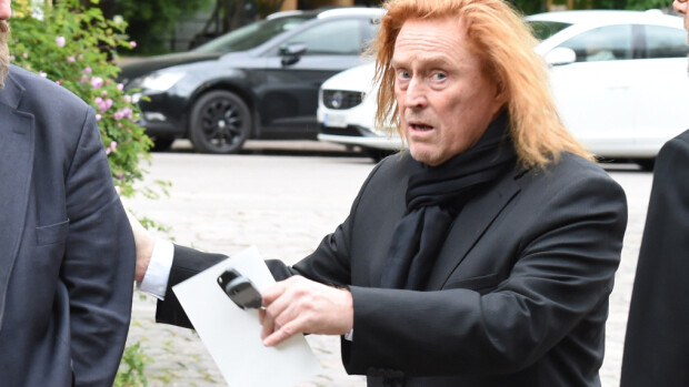 Kuvat Riki Sorsan hautajaisiin iskeneestä häiriköstä: Tommi Läntinen suojeli leskeä Kuvat Riki Sorsan hautajaisiin iskeneestä häiriköstä: Tommi Läntinen suojeli leskeä