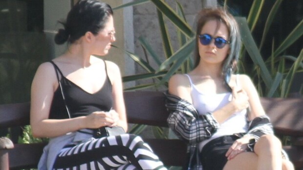 Sannin ja Eveliinan katutyyli: vilkkuvia nännejä ja tiukkoja housuja – kuvat! Sannin ja Eveliinan katutyyli: vilkkuvia nännejä ja tiukkoja housuja – kuvat!