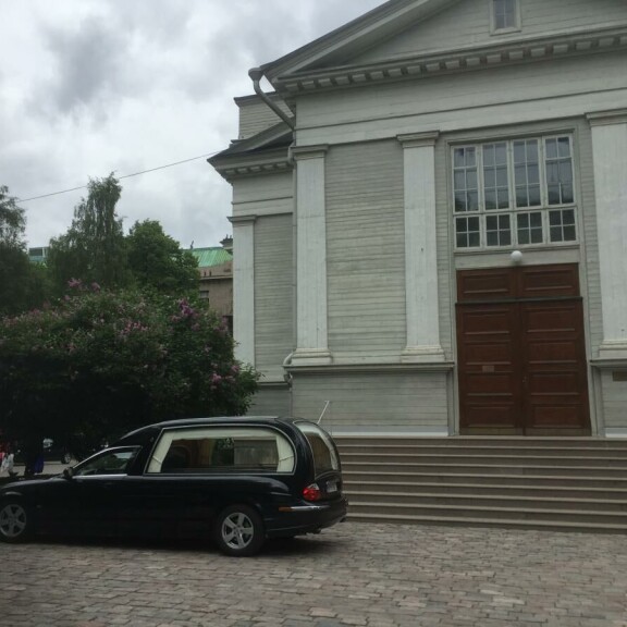 Jenni Vartiainen esiintyy Riki Sorsan hautajaisissa