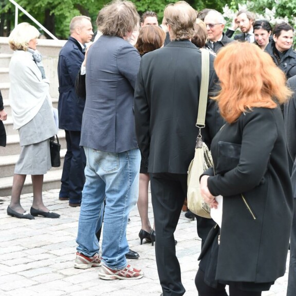 Kuvat Riki Sorsan hautajaisiin iskeneestä häiriköstä: Tommi Läntinen suojeli leskeä