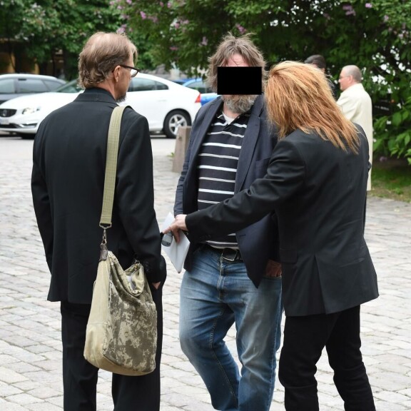 Kuvat Riki Sorsan hautajaisiin iskeneestä häiriköstä: Tommi Läntinen suojeli leskeä