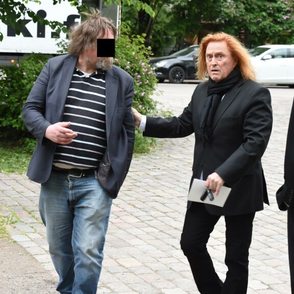 Kuvat Riki Sorsan hautajaisiin iskeneestä häiriköstä: Tommi Läntinen suojeli leskeä