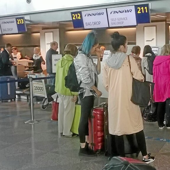 Sanni ja Eveliina yhdessä ulkomaille - paparazzikuva!