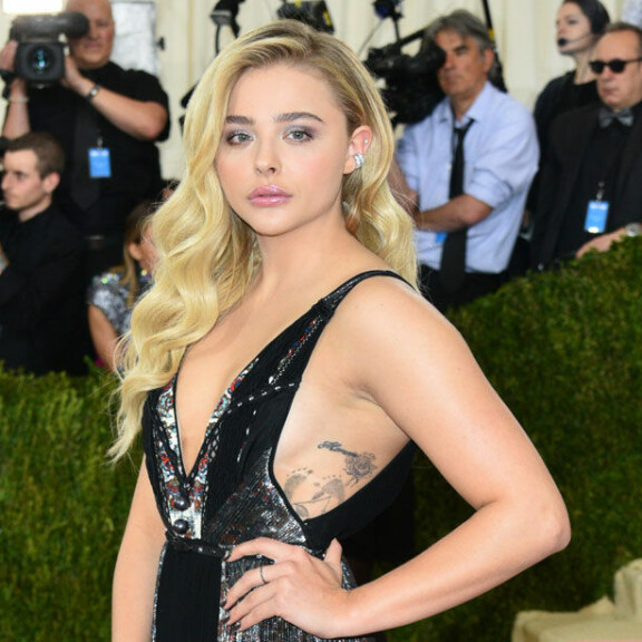 Brooklyn Beckhamin leffatähtityttöystävä loksauttaa leuat - mikä kaunotar!