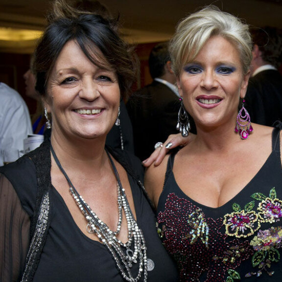 Kasaritähti Samantha Fox avautui kumppaninsa kuolemasta
