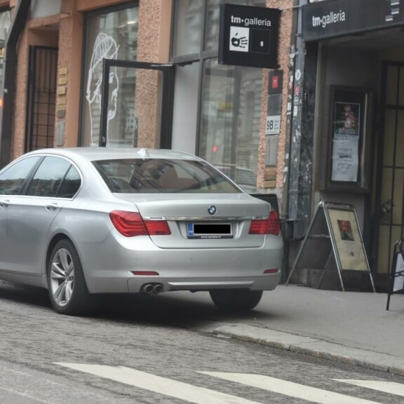 Martina Aitolehti parkkeerasi öky-Bemarinsa taas päin mäntyä - kuva!