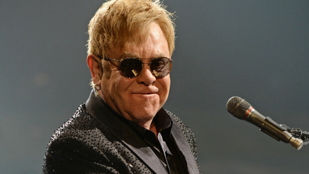 Ohhoh mitä kimallusta! Elton John esittelee korujaan ökylomalla