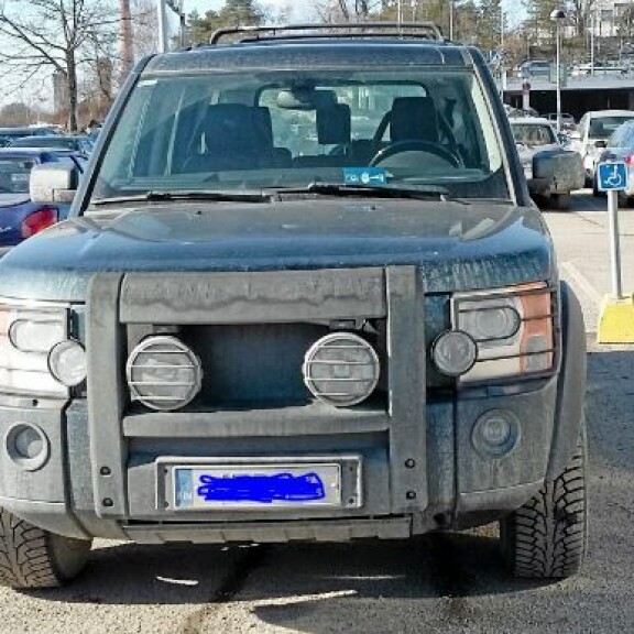 Unohtuivatko liikennesäännöt, Martti Syrjä? Noloja parkkimokia – kuvat!