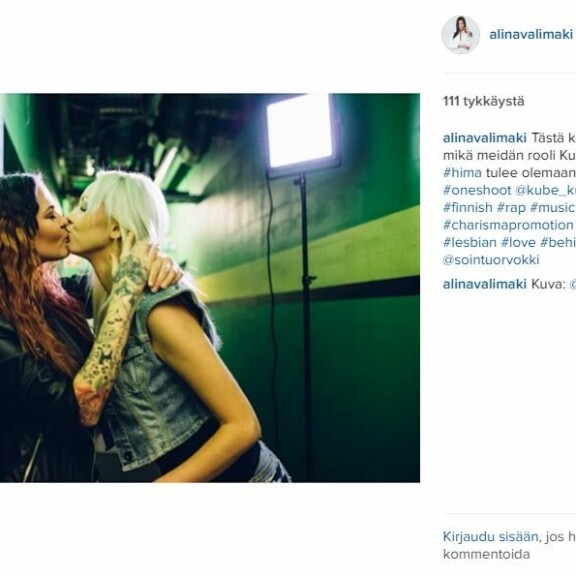 Oho, suomalaiset tosi-tv-kaunottaret yltyivät pussailemaan - kuva!