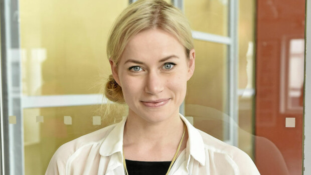 Minka Kuustonen hurmaa kuvauksissa: 'Ihan kuin Bond-tyttö!'