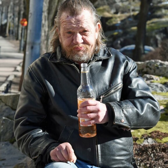 Vuosi muodonmuutoksesta - näin puliukko-Arska on muuttunut - kuvat!