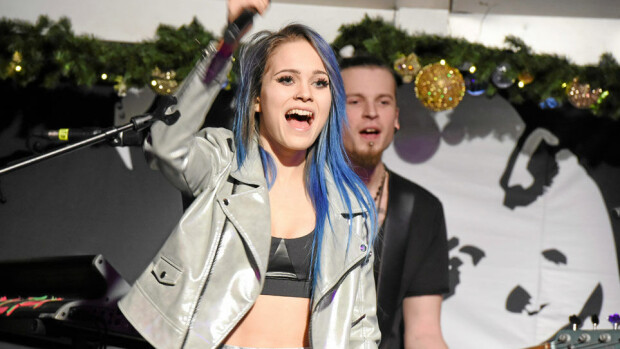 Sannin ja Voice-kaunottaren hellä hetki - paparazzikuvat! Sannin ja Voice-kaunottaren hellä hetki - paparazzikuvat!