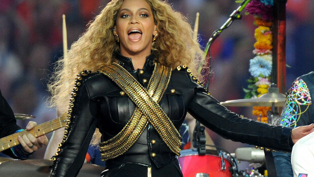 Beyoncé esitteli suomalaissuunnittelijan luomuksen yli 100 miljoonalle katsojalle! Beyoncé esitteli suomalaissuunnittelijan luomuksen yli 100 miljoonalle katsojalle!