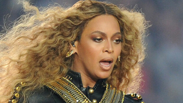 Beyoncé kohahdutti Super Bowlin erätauolla - arvaa, kenelle pornoasu oli tribuutti? Beyoncé kohahdutti Super Bowlin erätauolla - arvaa, kenelle pornoasu oli tribuutti?