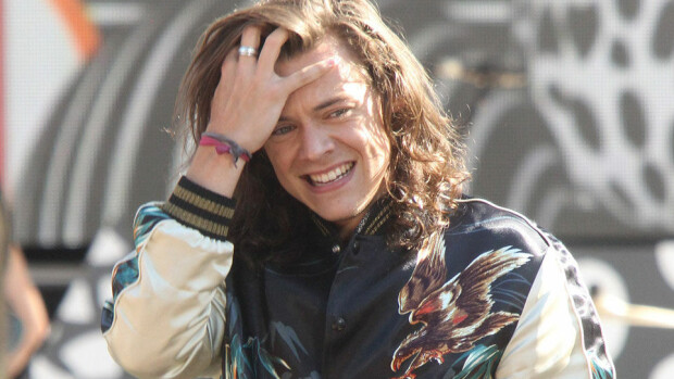 Nyt on silmänruokaa! Paidaton Harry Styles viilentyi ankkalammessa