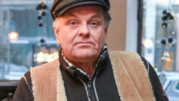 Tapio Liinojan yleisösurffaus päättyi nolosti - tikkuja kämmeniin! Tapio Liinojan yleisösurffaus päättyi nolosti - tikkuja kämmeniin!