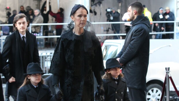 Celine Dion hyvästeli aviomiehensä - murtui kyyneliin hautajaisseremonian jälkeen Celine Dion hyvästeli aviomiehensä - murtui kyyneliin hautajaisseremonian jälkeen