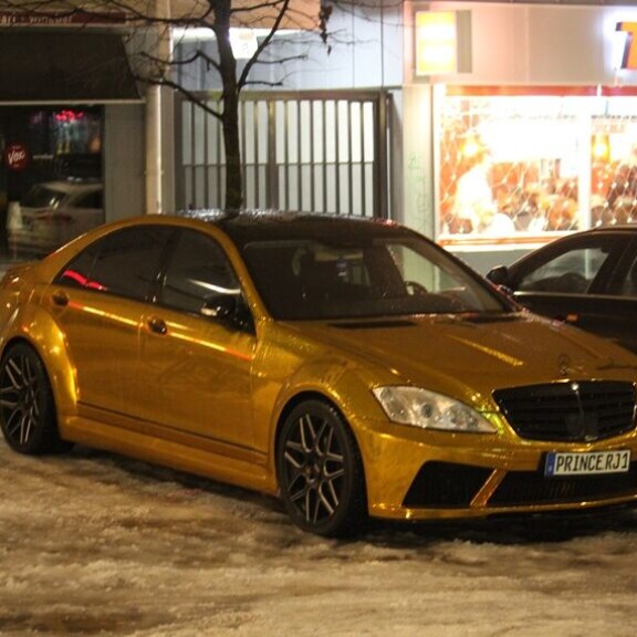 Oho, tämä suomalaisauto erottuu pimeässäkin - oli valot tai ei!