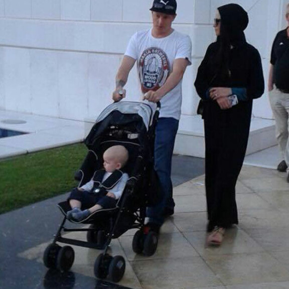 Kimi Räikkönen vei perheensä suurmoskeijaan - Minttu näytti trendikkäältä mustassa kaavussa! Kuvat!