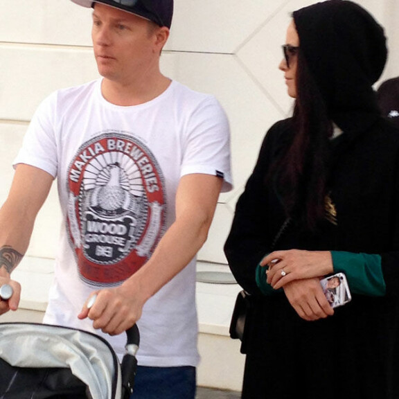 Kimi Räikkönen vei perheensä suurmoskeijaan - Minttu näytti trendikkäältä mustassa kaavussa! Kuvat!