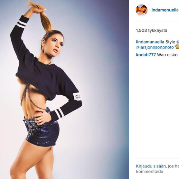 Fitness-Linda poseeraa napapaidassa - rinnat vilkkuvat!