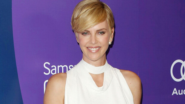 Jösses, mikä kroppa, Charlize Theron - tästä tiukempaa mekkoa et löydä! Jösses, mikä kroppa, Charlize Theron - tästä tiukempaa mekkoa et löydä!