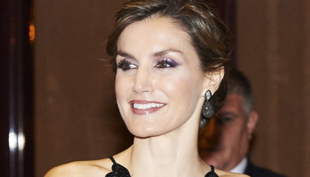 Kuningatar Letizia koputteli tavisten ovia