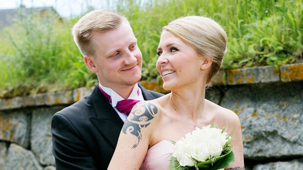 Näillä kuvilla Ensitreffit alttarilla -sulho hakee seuraa Tinderissä! Näillä kuvilla Ensitreffit alttarilla -sulho hakee seuraa Tinderissä!