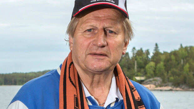 Juhani Tamminen räväytti värikkäässä pikkutakissa tanssistudion avajaisissa! Juhani Tamminen räväytti värikkäässä pikkutakissa tanssistudion avajaisissa!