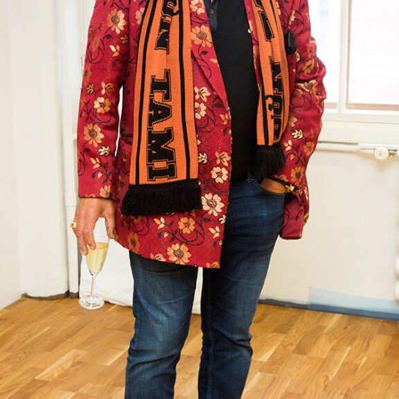 Juhani Tamminen räväytti värikkäässä pikkutakissa tanssistudion avajaisissa!