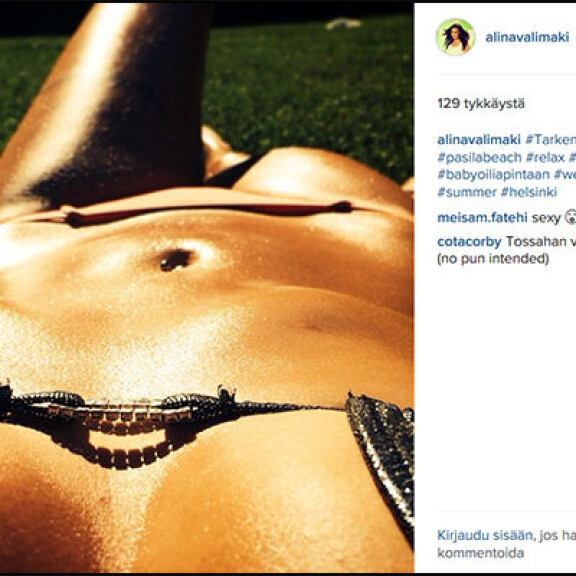 Tosi-tv-kaunottaret anteliaina auringossa - näitä rintoja ei painovoima latista!