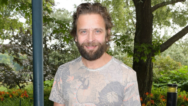 Suosikkikoomikolla erikoinen ongelma: Vieraat poistuvat, kun avaan suuni! Suosikkikoomikolla erikoinen ongelma: Vieraat poistuvat, kun avaan suuni!